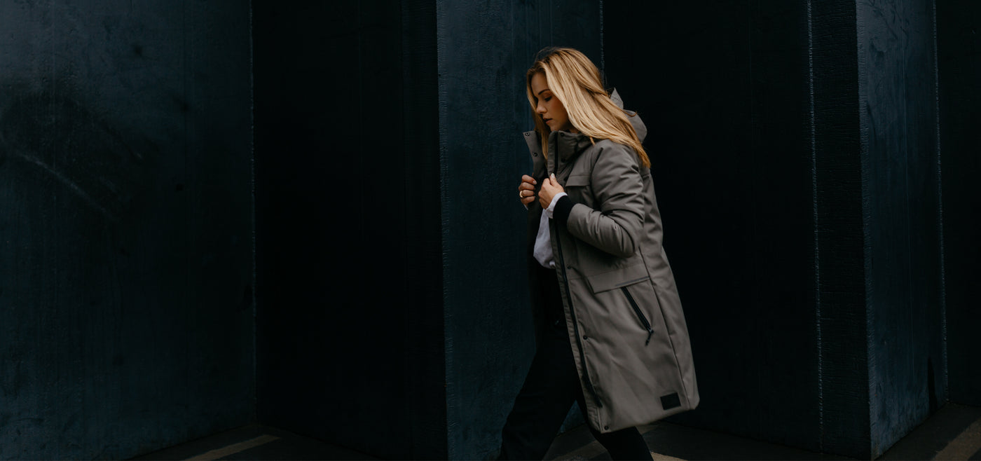 Manteaux de style urbain pour hommes et femmes.