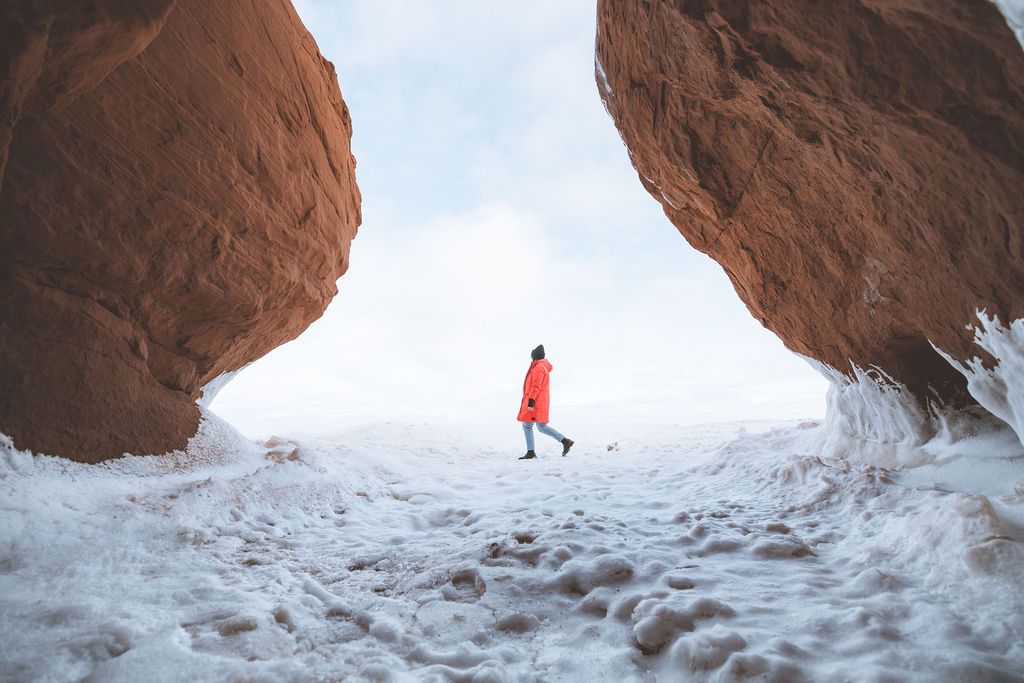 Manteaux d'hiver de couleur rouge pour hommes et femmes. Fabrication locale au Québec.