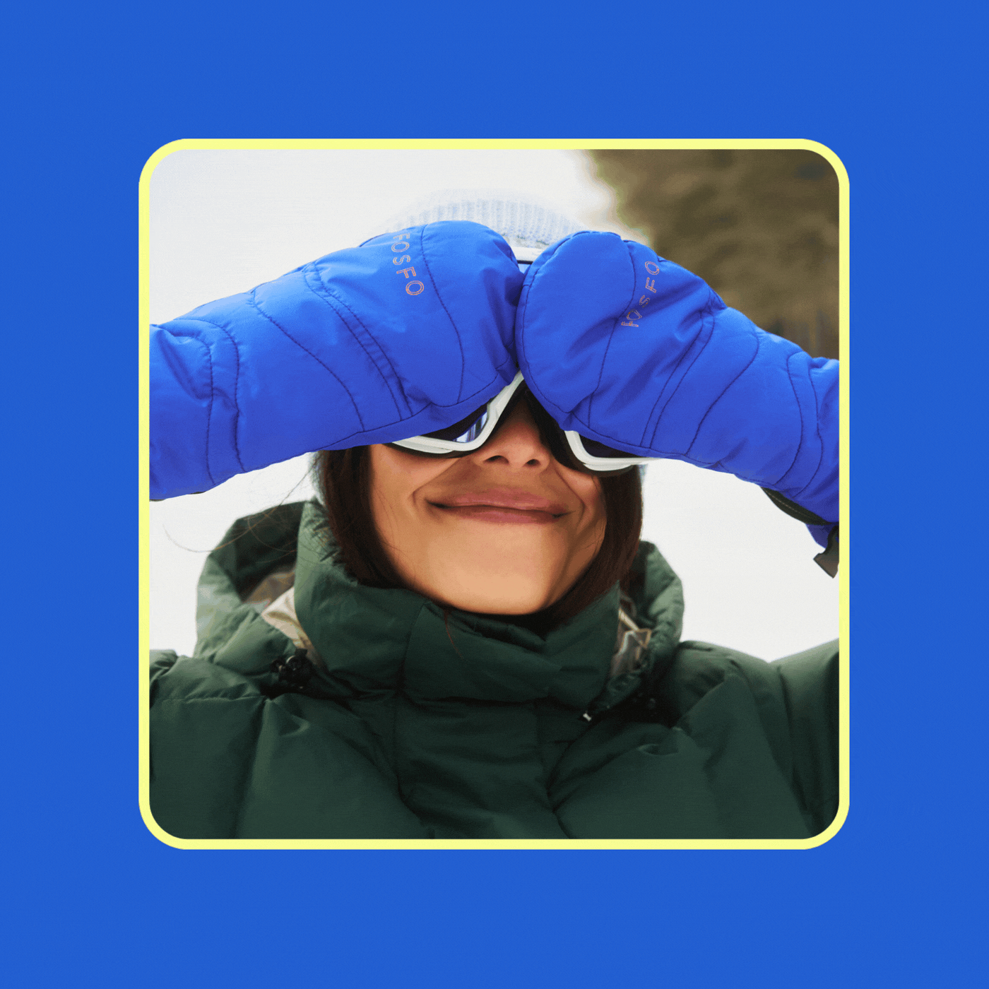 Femme cachant ses yeux avec des mitaines FOSFO bleues. 