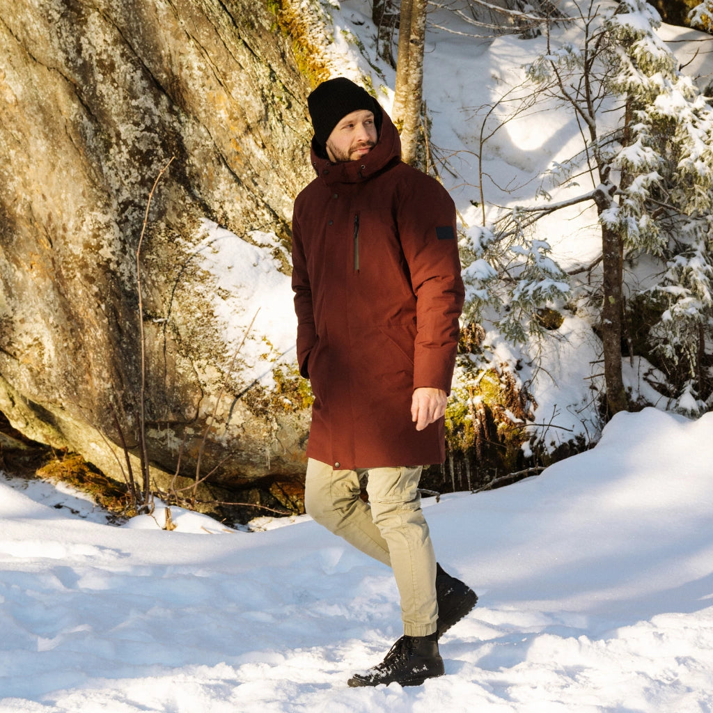 Homme portant un manteau d'hiver bordeaux Audvik fait à la main au Québec Canada.