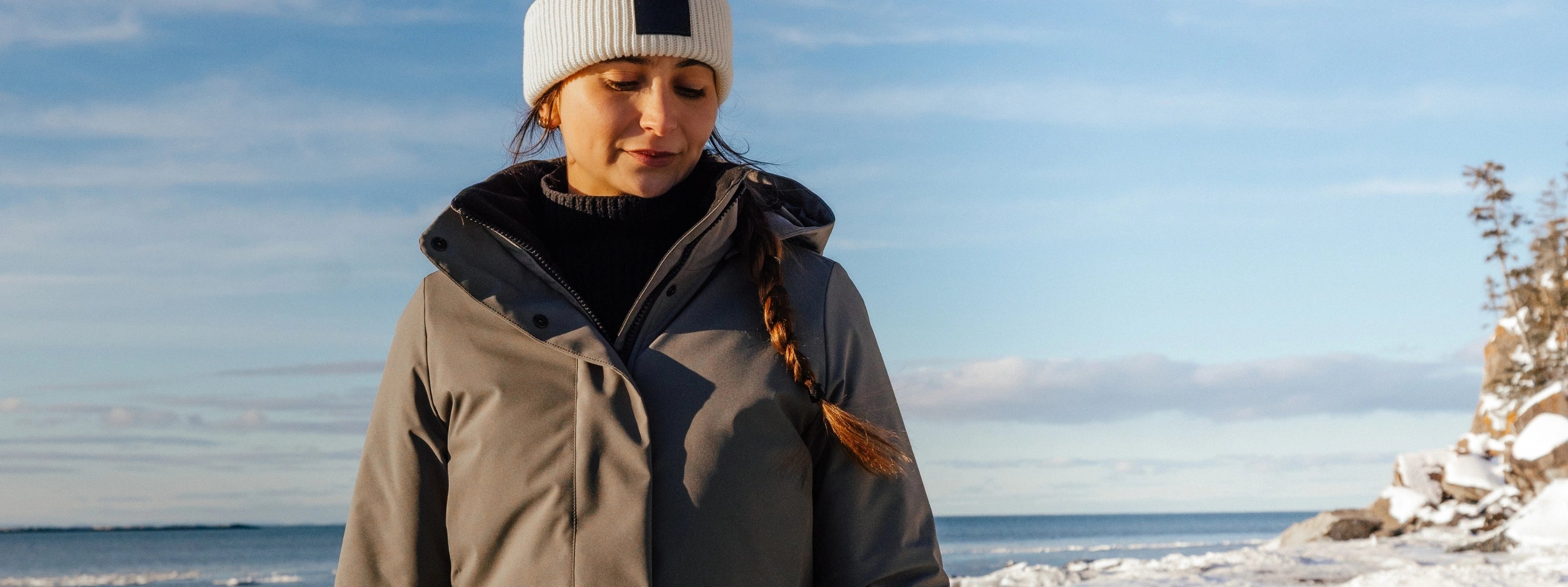 Femme dans un paysage hivernal portant un manteau d'hiver kaki et une tuque-beige-Audvik