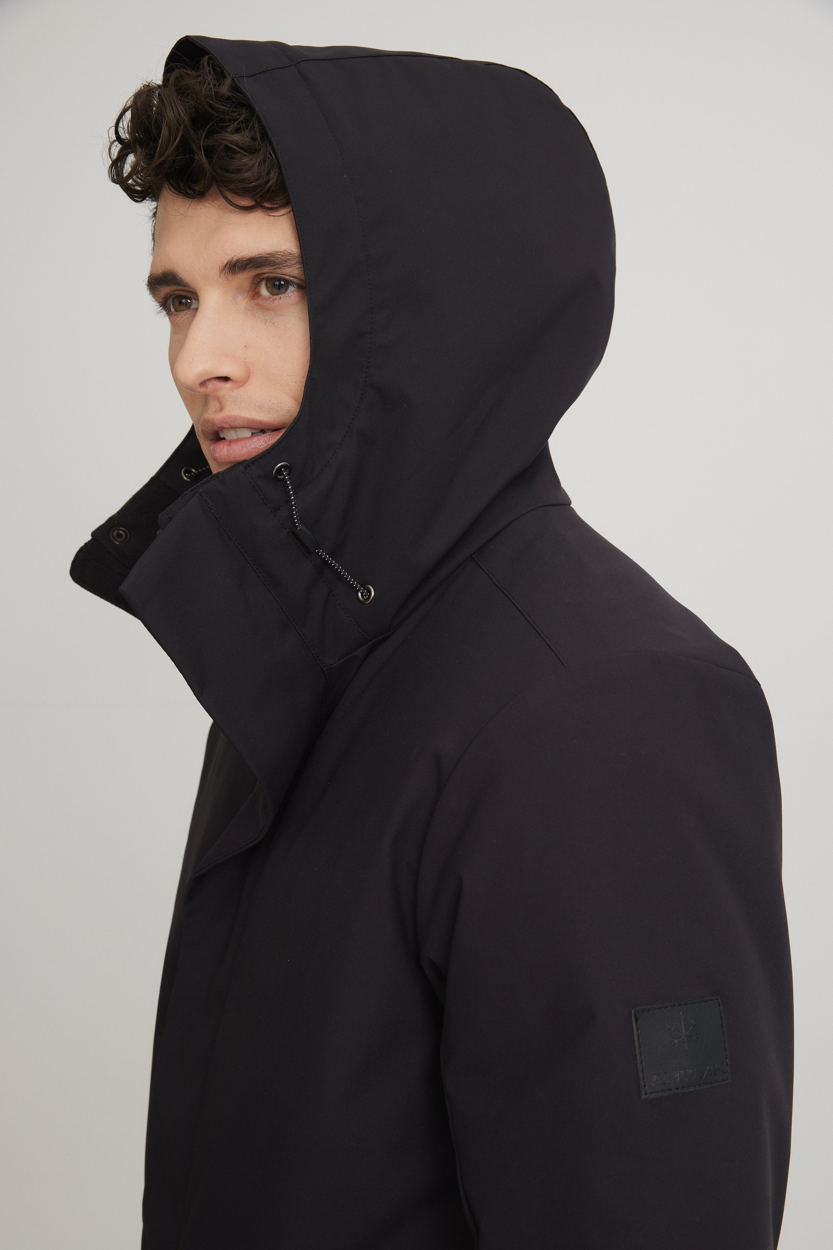 Manteau chaud et chic pour homme. Manteau noir fabriqué au Québec. Tissu imperméable et respirant.