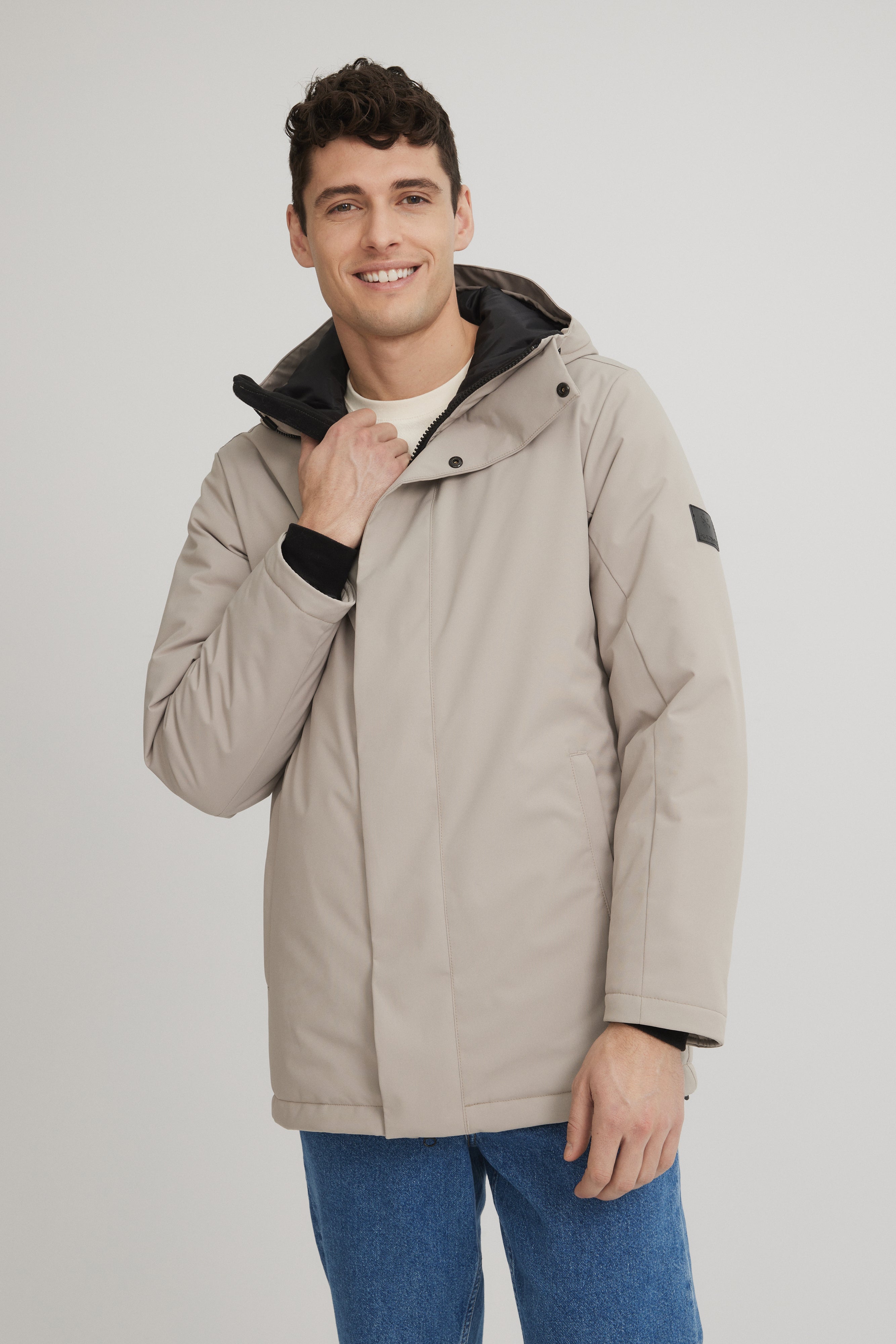 Manteau d'hiver court beige pour homme. Chaud et confortable pour les hivers québécois. 