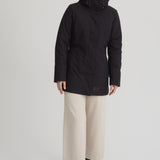Manteau d'hiver noir court pour femme. Isolant synthétique et capuchon ajustable.