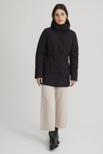 Manteau d'hiver noir court pour femme. Isolant synthétique et capuchon ajustable.