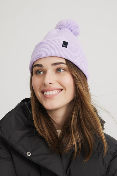 Tuque couleur lilas pour femme. Tuque à pompon. Chaude et confortable.