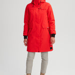 Manteau d'hiver couleur rouge pour femme. Manteau avec bandes réfléchissantes fabriqué au Québec.