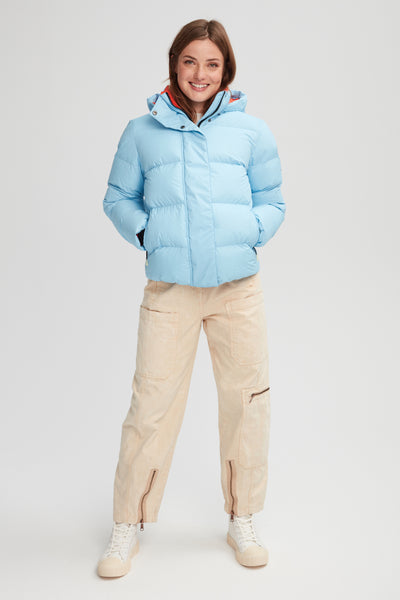 manteau court en duvet pour femme couleur bleu poudre. Fait de tissus recyclés.