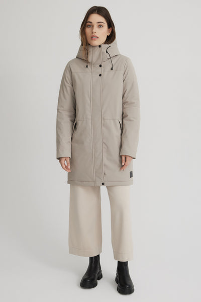 Manteau de couleur sable pour femme. Longueur mi-cuisse. Isolant synthétique et très chaud. Double capuchon.