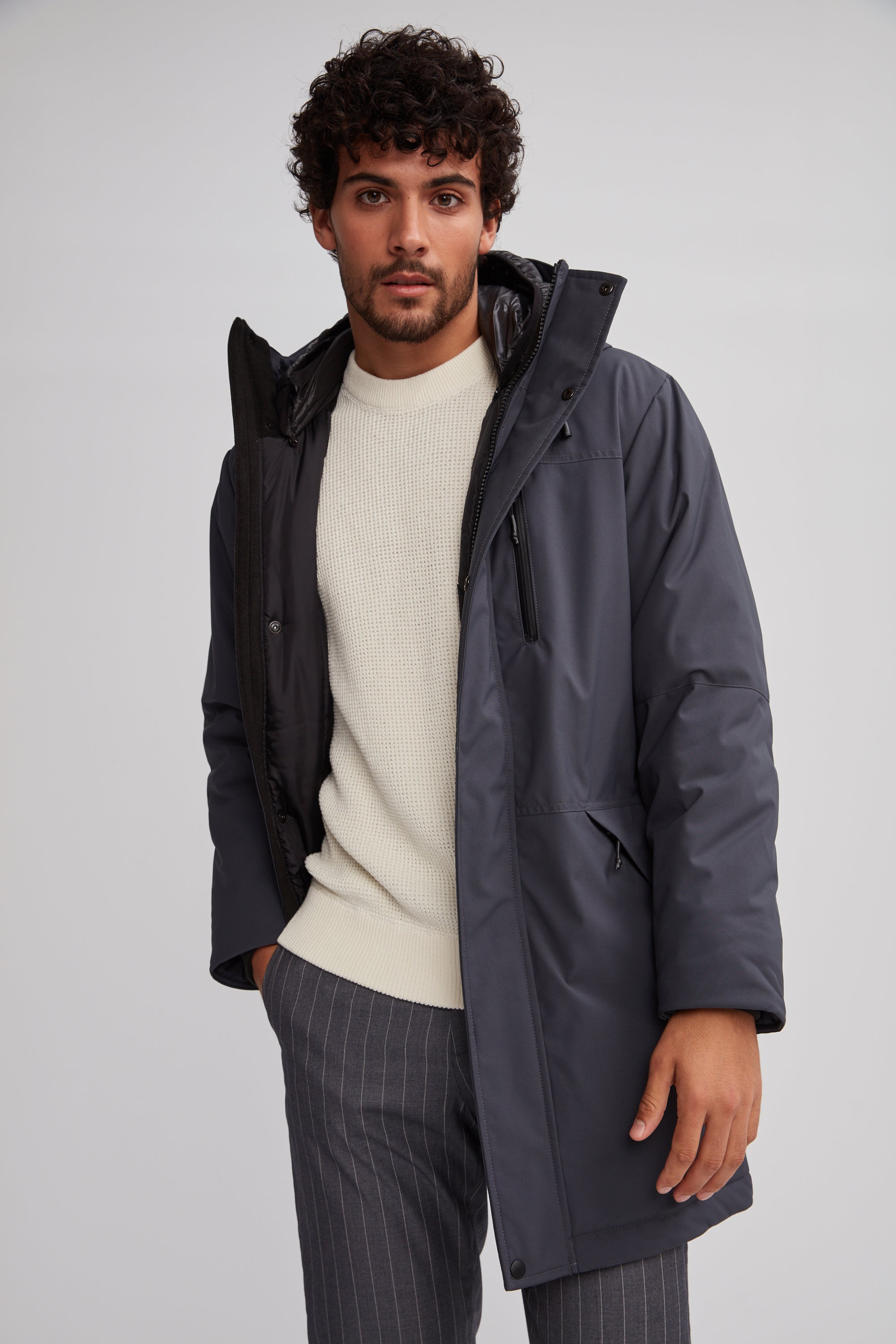Manteau d'hiver imperméable pour homme. Manteau gris mi-cuisse.