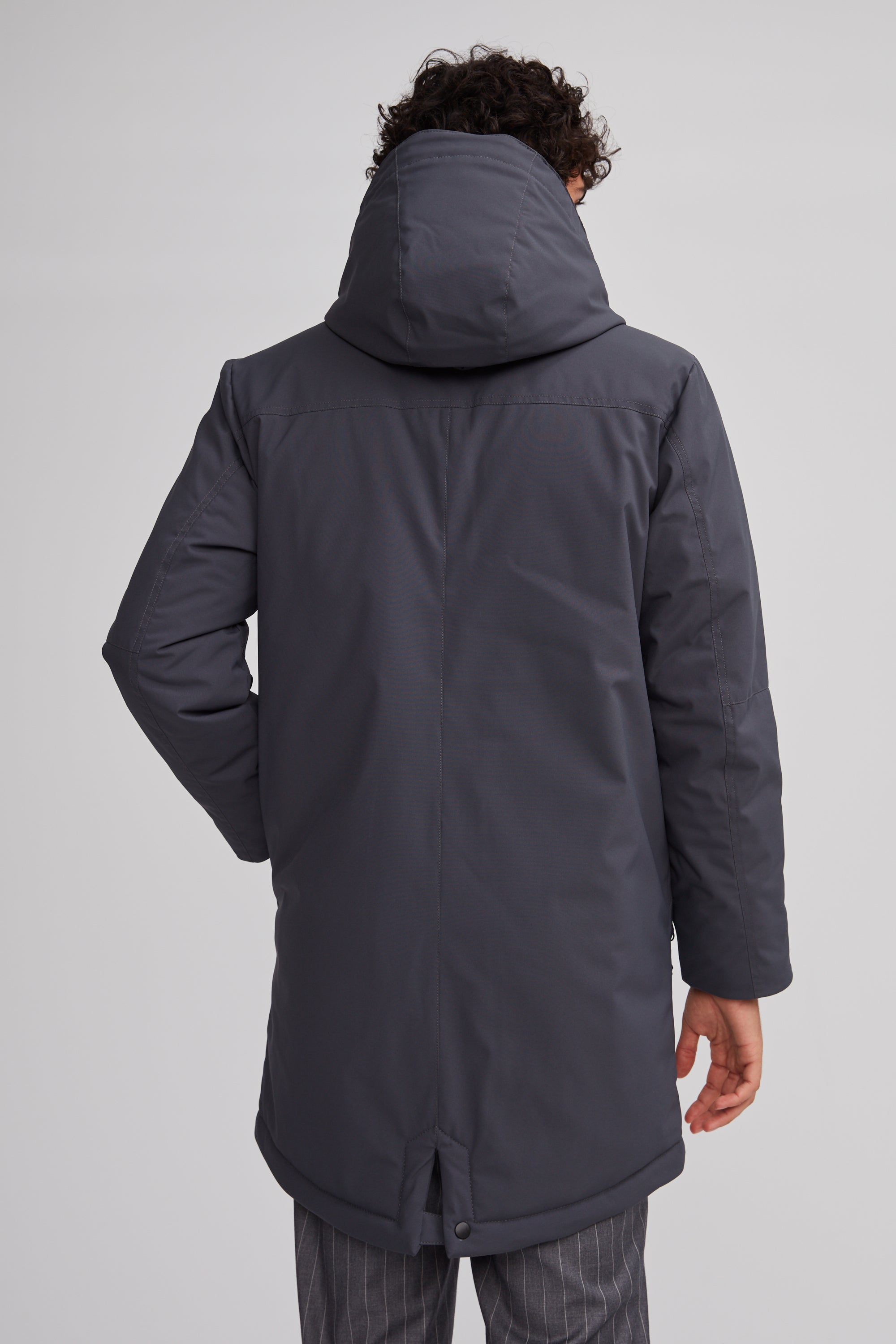 Manteau d'hiver gris pour homme. Fabriqué au Québec. Vegan.
